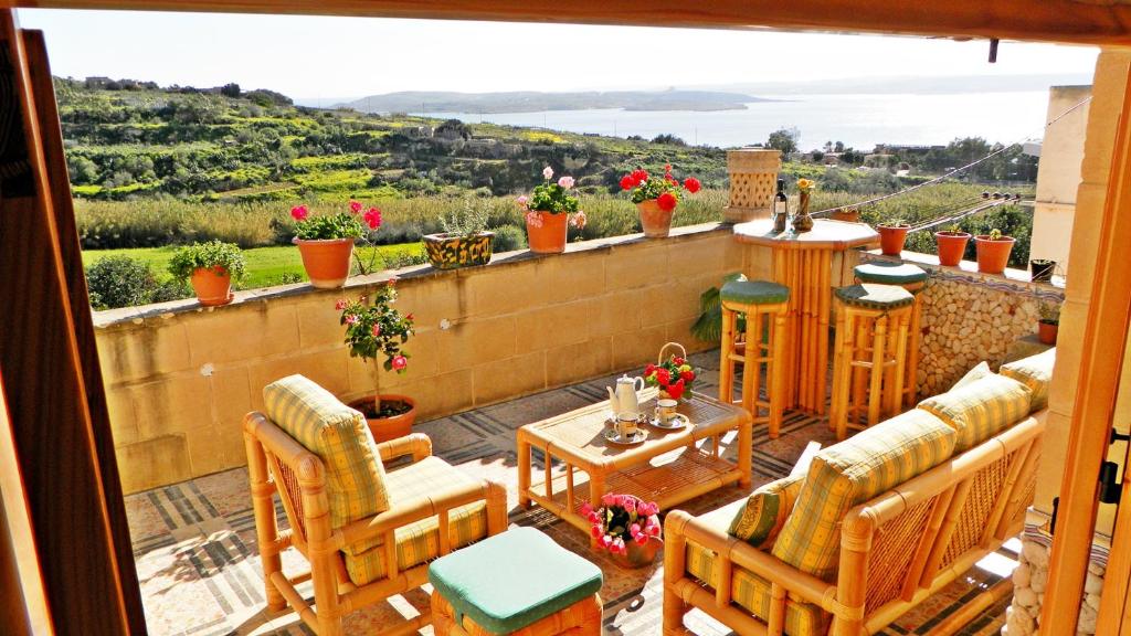 Great Seaviews Location - FREE Gozo taxi service, Fast WIFI, Bicycles, BBQ & Parking, No Car needed