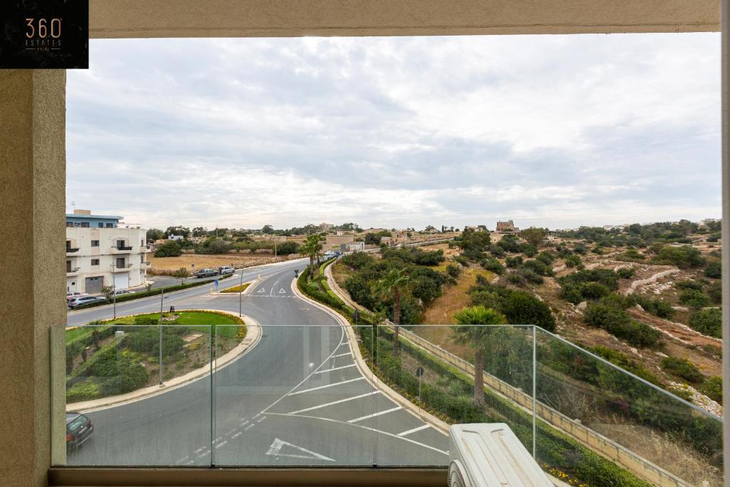 Beautiful 3BR home with private balcony with WIFI & AC by 360 Estates