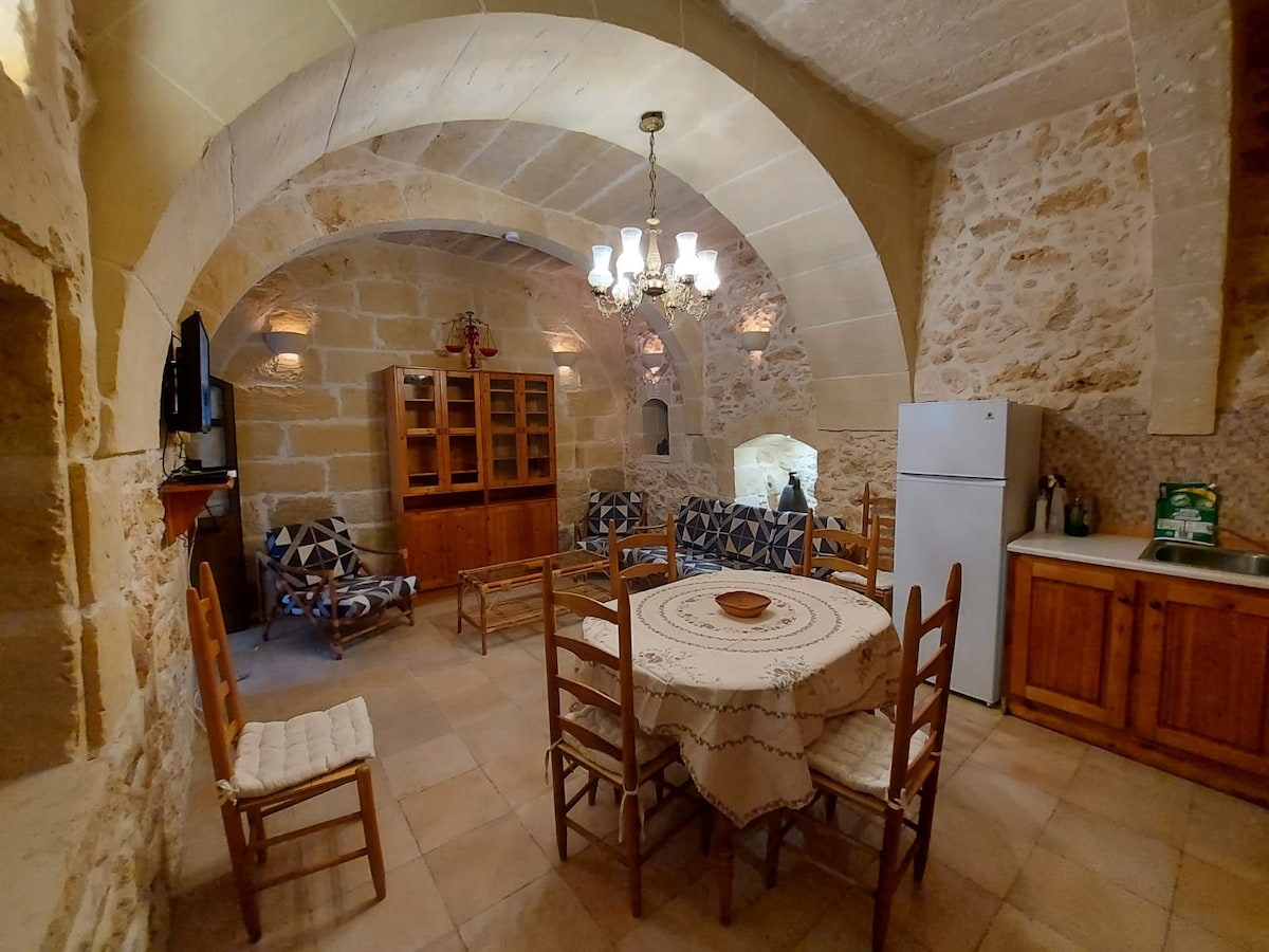 Urokliwy Dom o Charakterze z Basenem i Jacuzzi