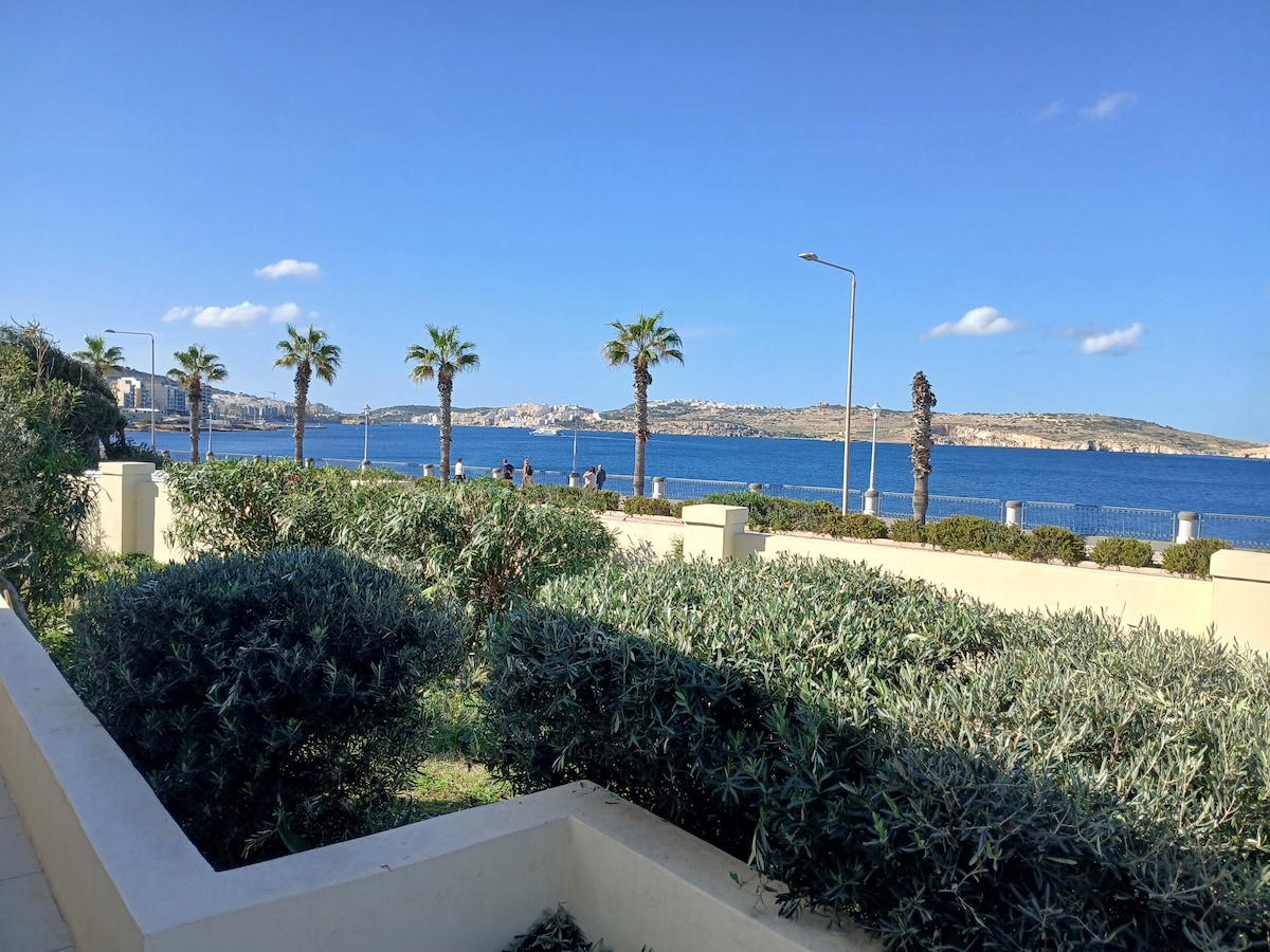 Seafront, 3 Bedroom Villa with Outstanding Seaview