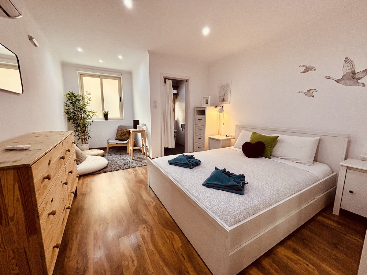 Perfectly-located modern flat w/ self-checkin