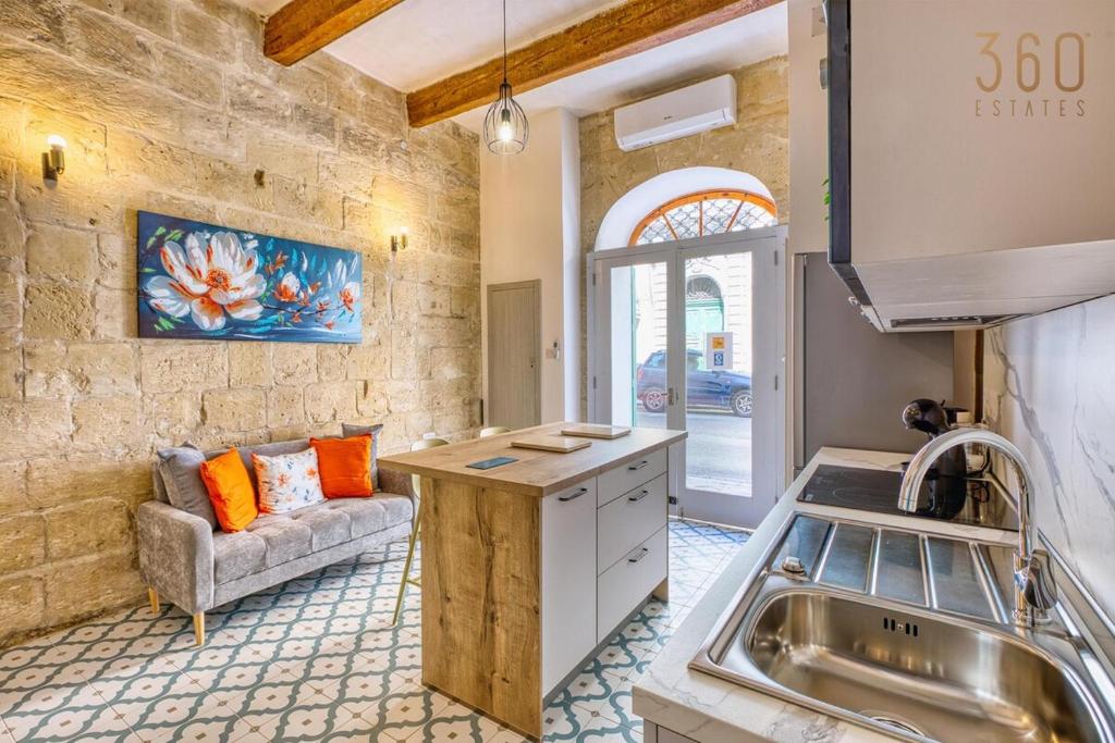 Stylish Townhouse with Balcony next to Waterfront by 360 Estates