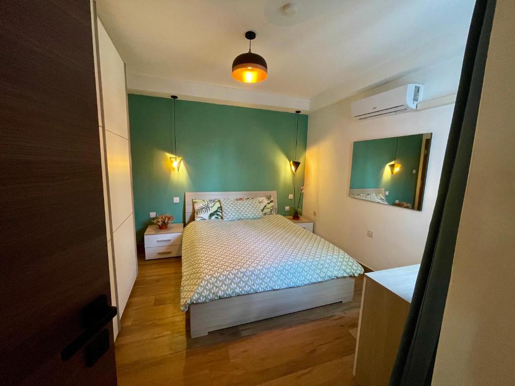 Airport Accommodation Bedroom with your own private Bathroom Self Check In and Self Check Out Air-condition Included