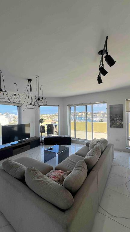 Renata's Three bedrooms Penthouse with Sea view