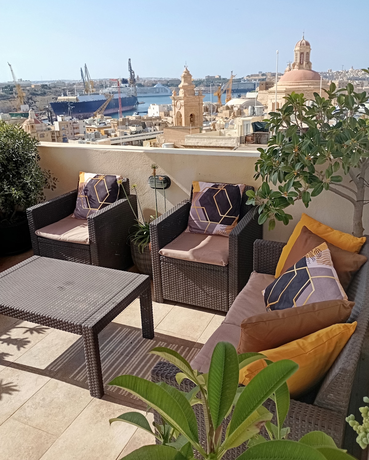 Rooftop Retreat Apartment - A/C, Private Balcony