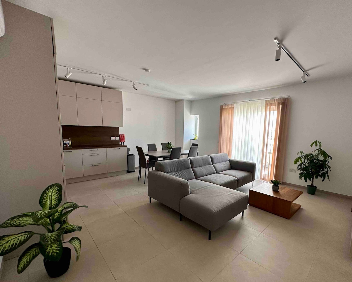 Large 2-Bedroom | Steps from Spinola Bay