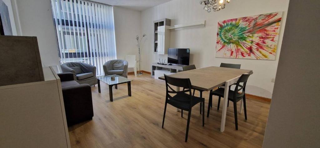 Spacious, Central Apt, sleeps 5