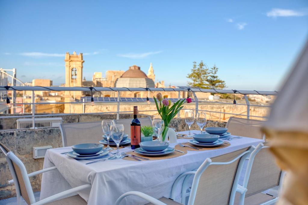 Stunning 3BR breathtaking views outdoor dining