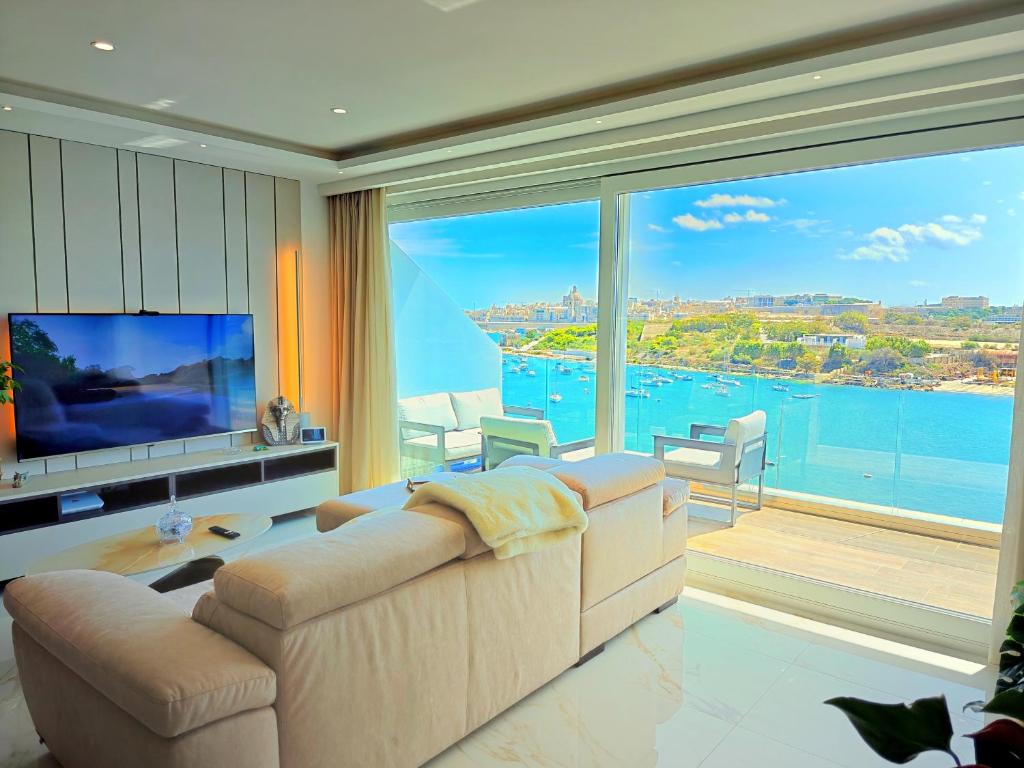 Luxury Living - Seafront Haven in Sliema - Malta
