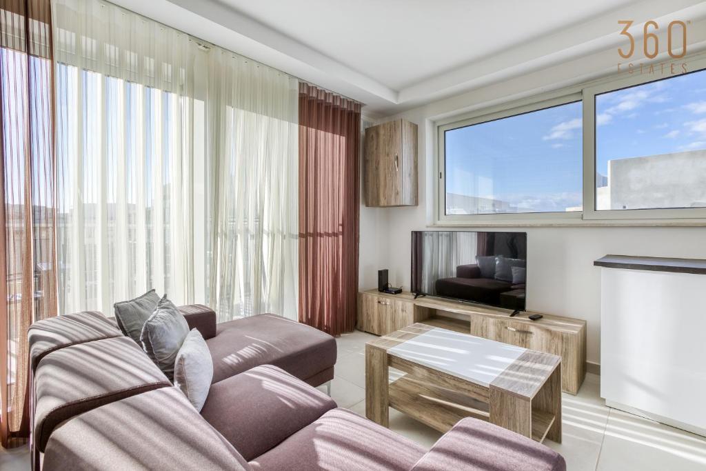 Sunny 2BR Penthouse with Spacious Rooftop Terrace by 360 Estates