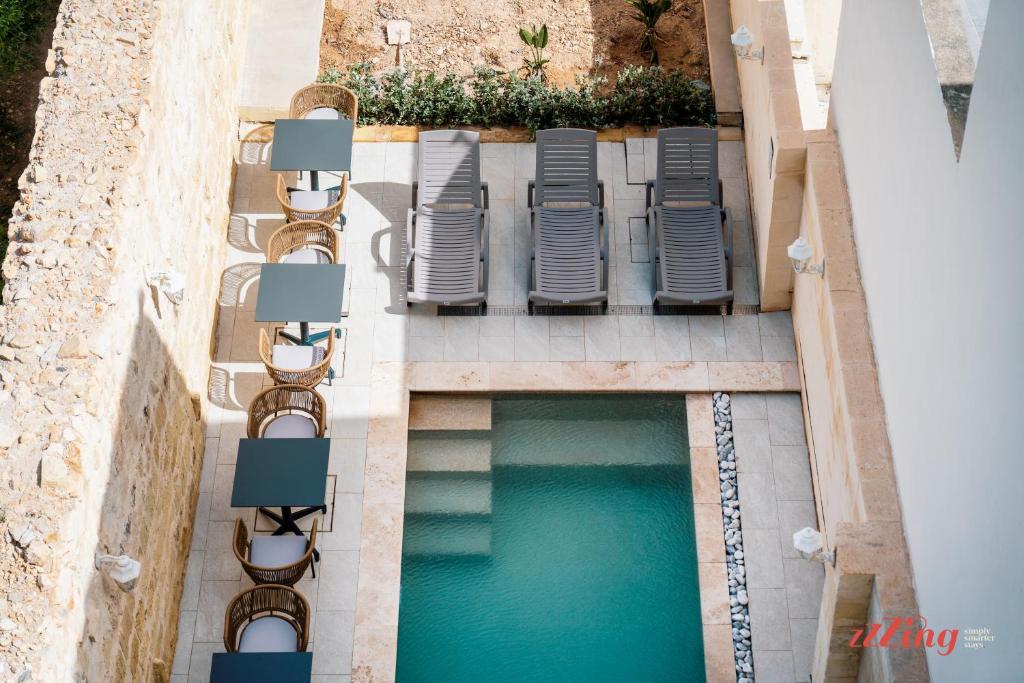 Mosta Stays by Zzzing