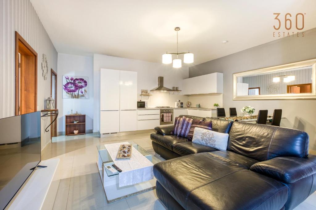 Cosy, fully equipped 1BR home with Private Balcony by 360 Estates