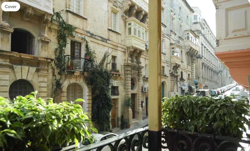 Traditional Maltese Private Maisonette with Front Balcony - Valletta