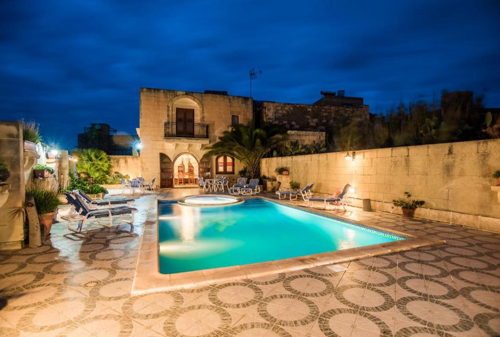 Traditional Maltese Villa with Pool & Jacuzzi