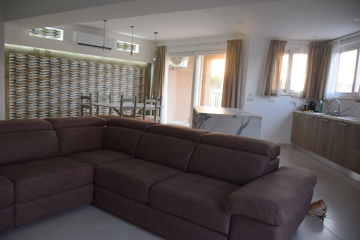 Topaz (1-bedroom with private bathroom)