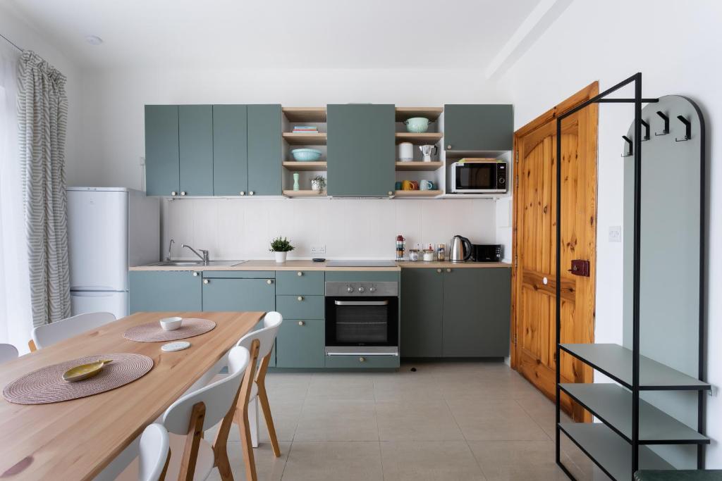 Cosy 3BR Duplex Penthouse with Terrace & Views by Isola360