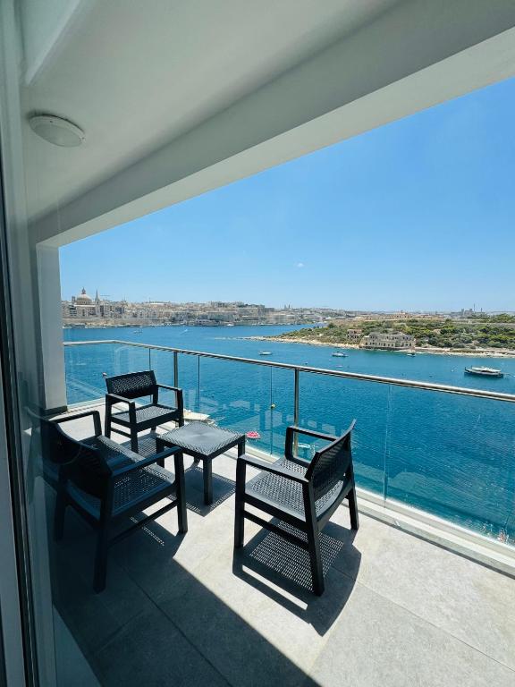 Seaview 9th Floor sliema apartment with Valletta Views