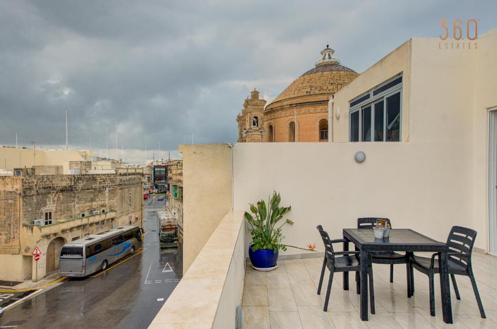 Penthouse in Mosta with city views & terrace by 360 Estates