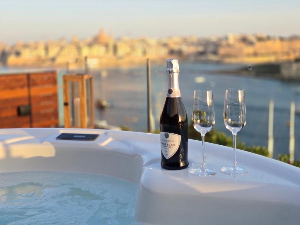 Unique Seafront Triplex Penthouse with Panoramic Bedroom & Rooftop Jacuzzi overlooking Valletta