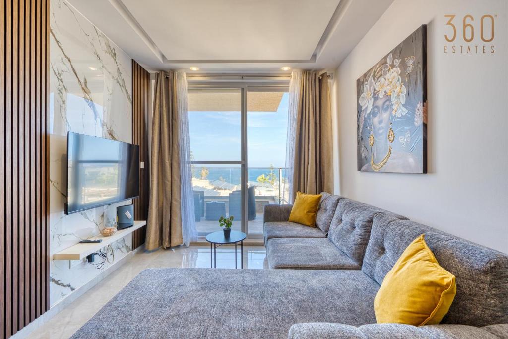 Seaview 3BR Home with Wifi, Terrace, AC & Sofabed by 360 Estates