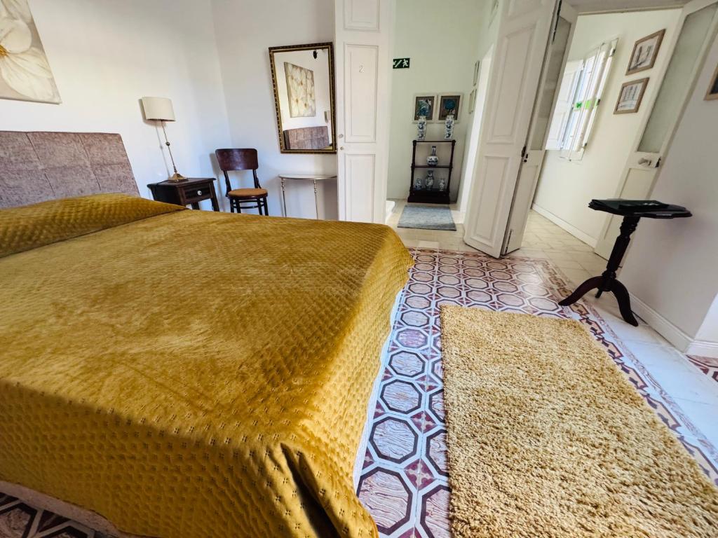 Very Central 2-Bedroom House Near Valletta - Yellow - Perfect for Discovering Malta - Bus Stops Outside & Adjoining Cafeteria