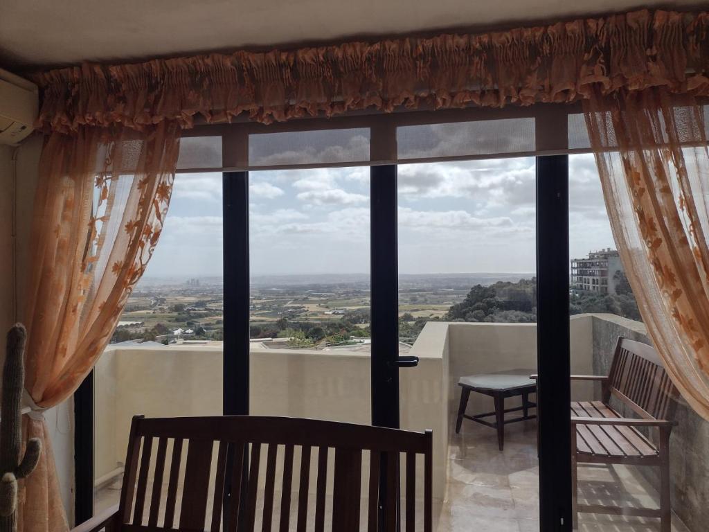 Terraced house with stunning view close to Mdina