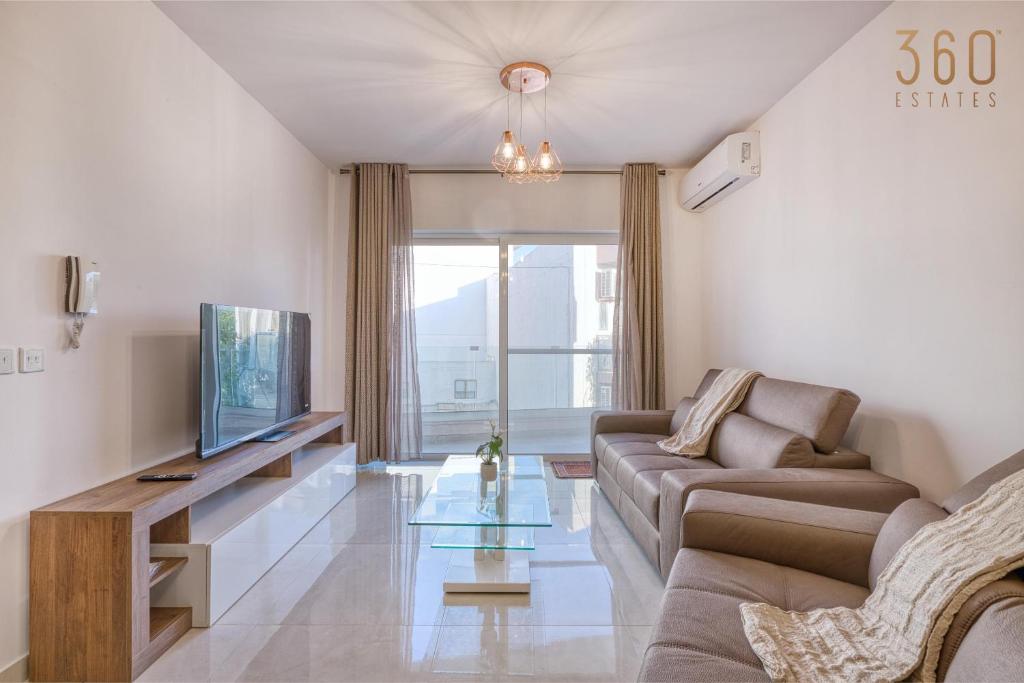 Beautiful 3BR homes with comfy beds, WIFI & AC by 360 Estates