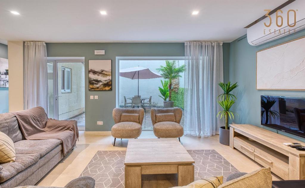 4BR Home in Prime Location Just Off the Promenade by 360 Estates