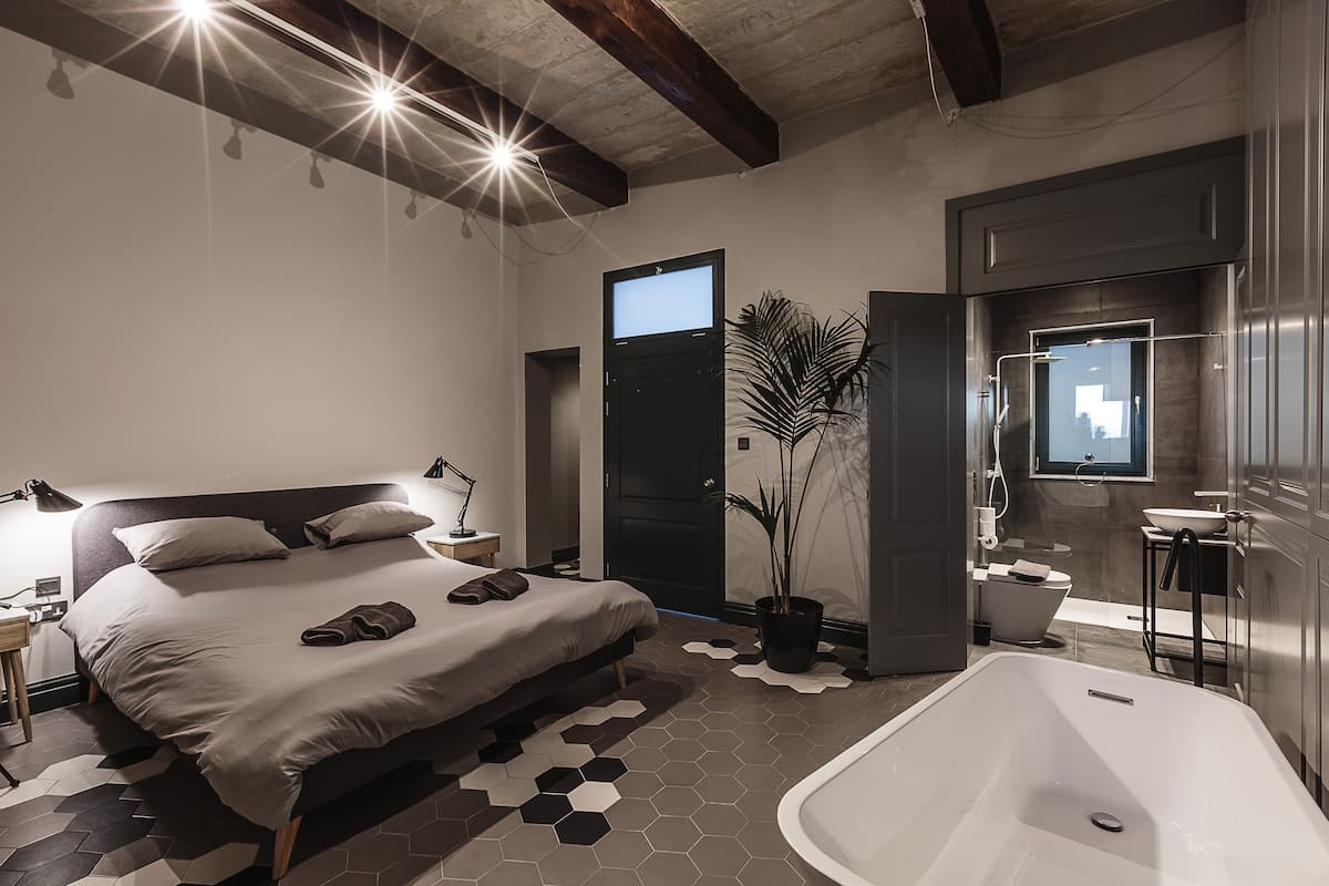 Designer House "The Bedroom-Tub"