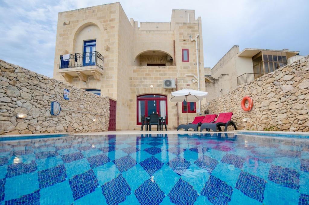 Make a Splash! 3BR Farmhouse, Pool & Country Views
