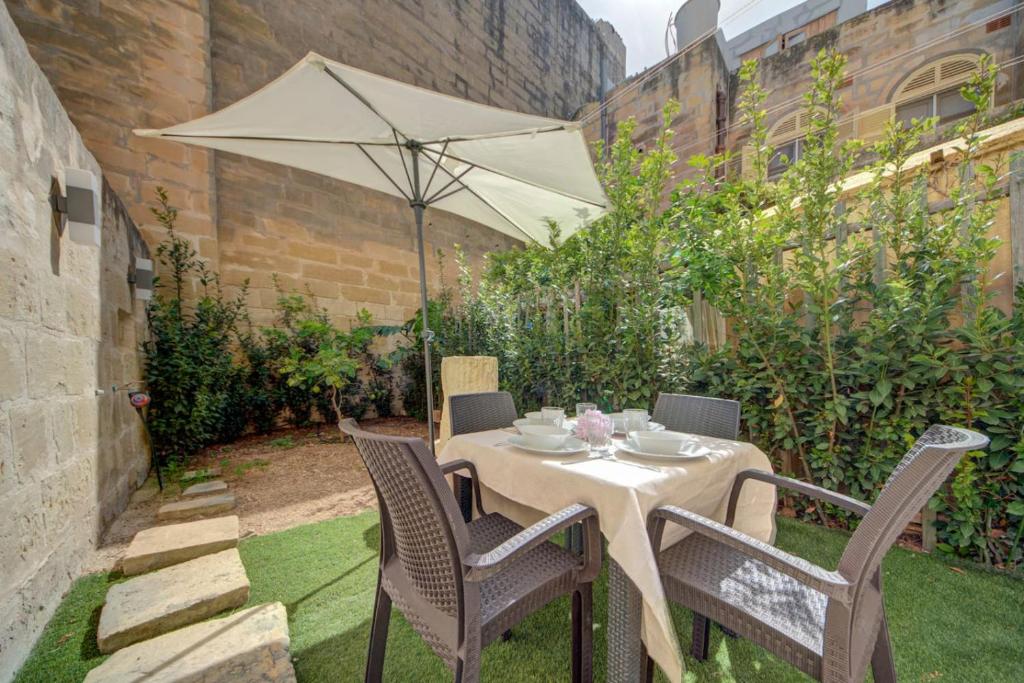 Casa Elena, Private Garden, Office,1 Minute to the Sea by Haven & Keys Malta