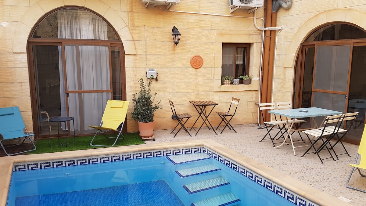 GoldDom Homes | Pokoje z łazienką | Basen i dach