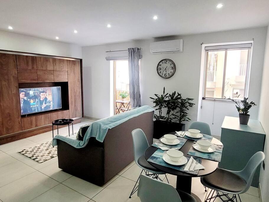 New&Cosy Apartment with Balcony