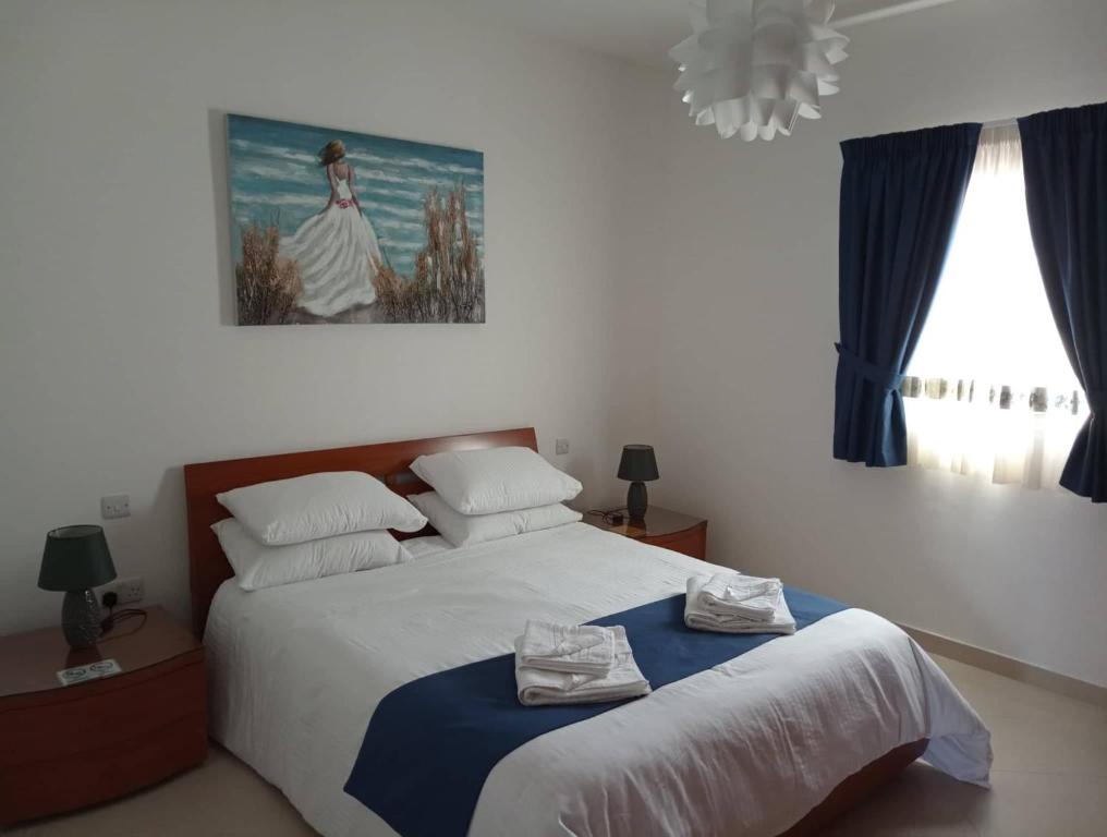3 Bed Modern Air-conditioned Apartment with Roof Terrace - Ample Parking