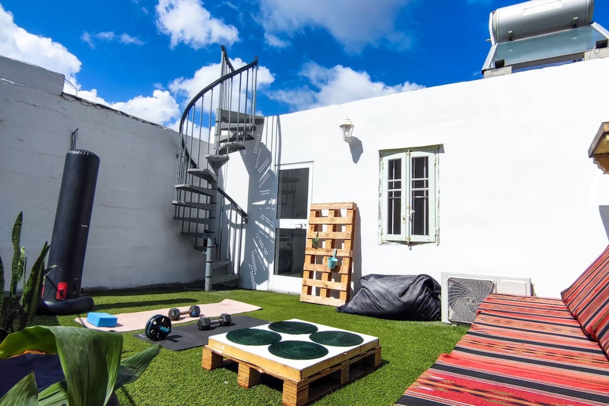 Big & bright Room with Maltese balcony, TV & AC