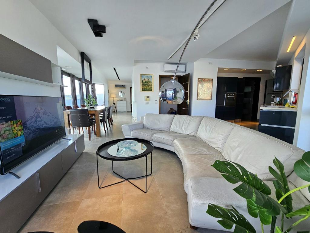 Malta Unique Penthouse Spacious Terrace-Sleeps 8