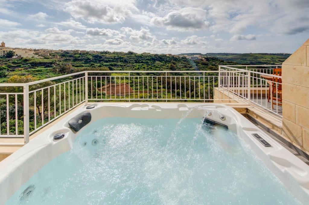 The Valley Collection - B26 - with Private hot tub