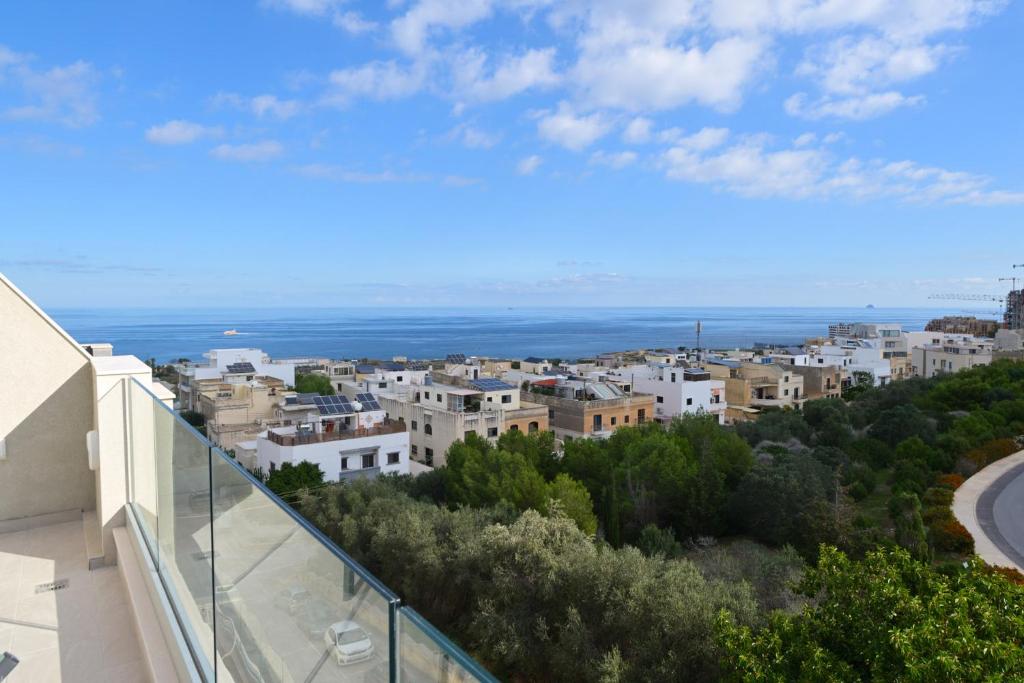 Lovely and spacious penthouse 2 bed 1 bath with wide panoramic views