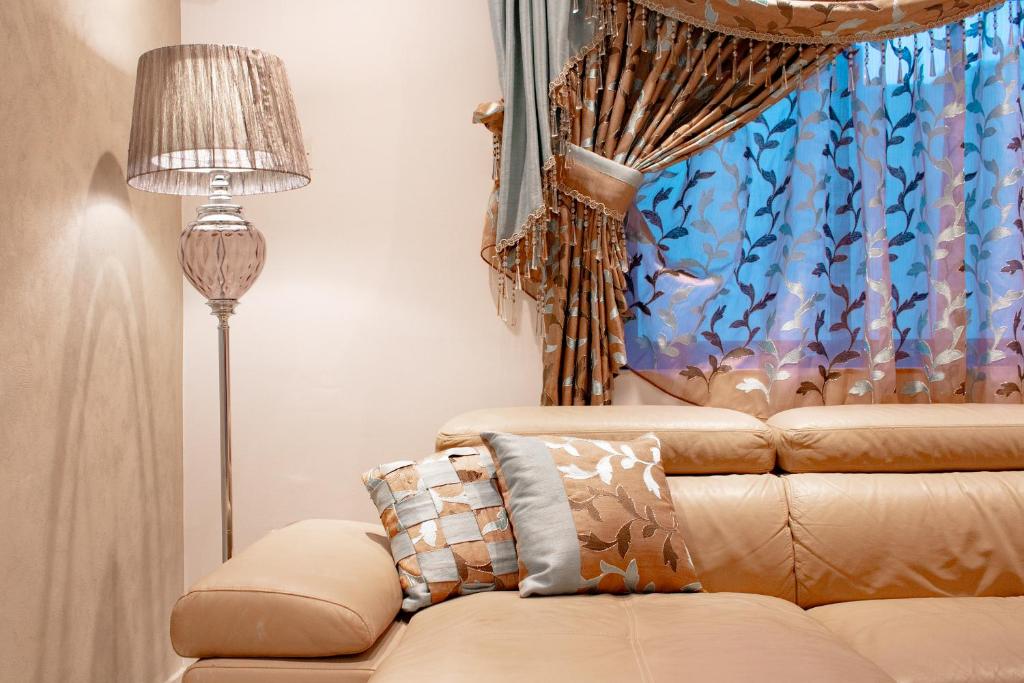Stylish Corner Maisonette - Sunflower