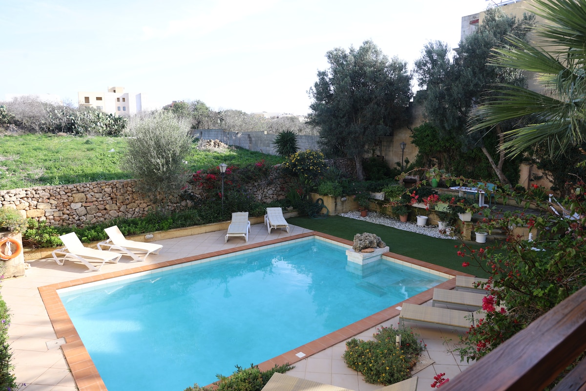 Rustykalny dom wiejski Xagħra z basenem, ogrodem i grillem