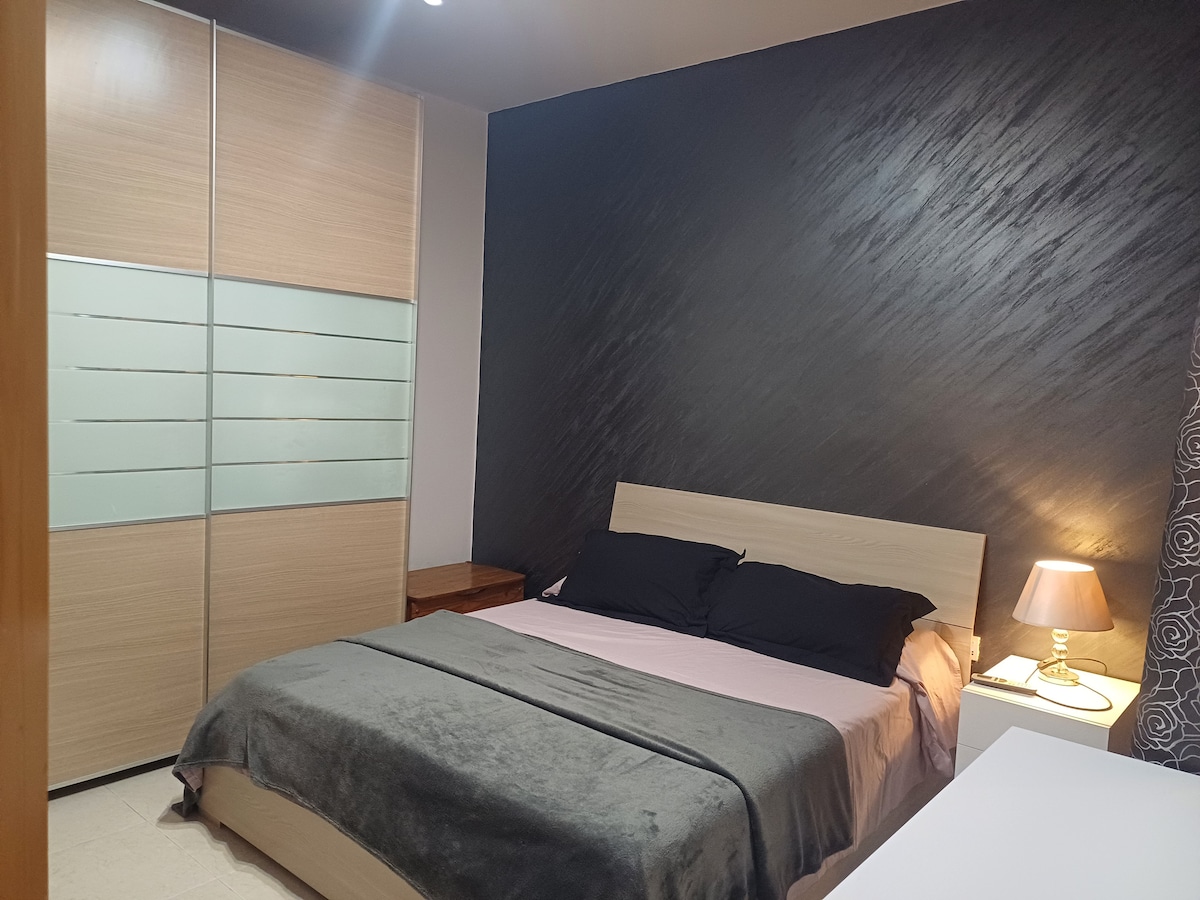 Clean and modern Room in centre