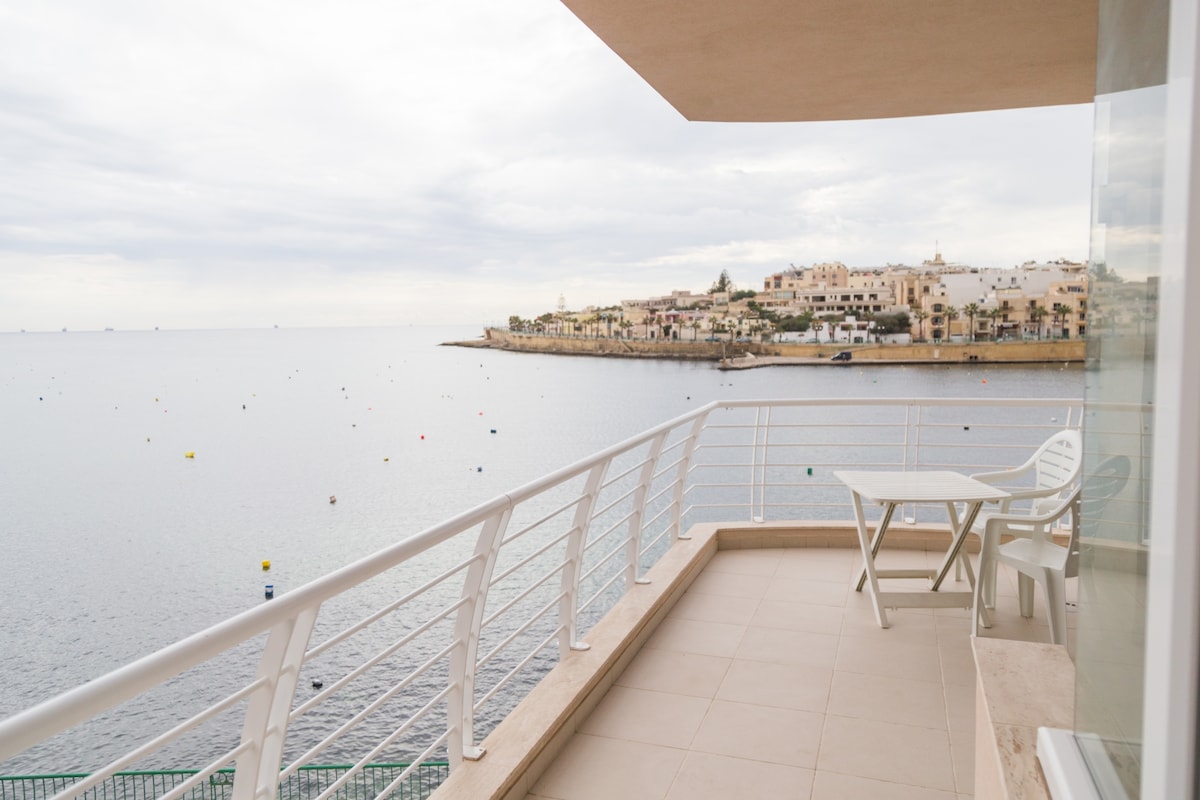 Seafront Apartment - Wifi - Sleeps 6 - Fl3