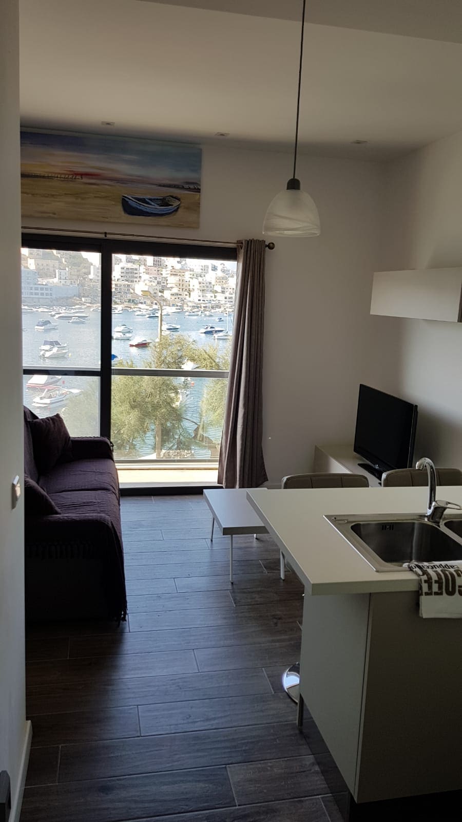 Stylish Seafront Stay • Walk to Cafés & Shops